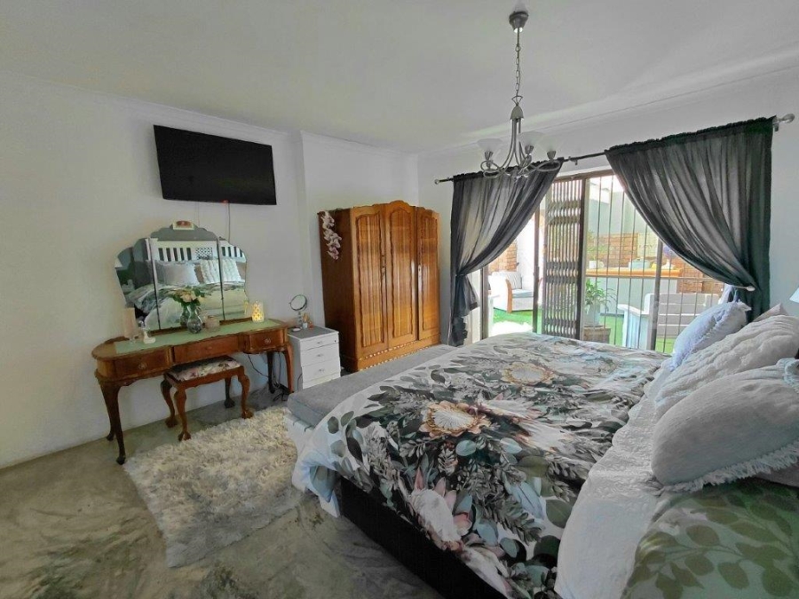 5 Bedroom Property for Sale in Winslow Western Cape